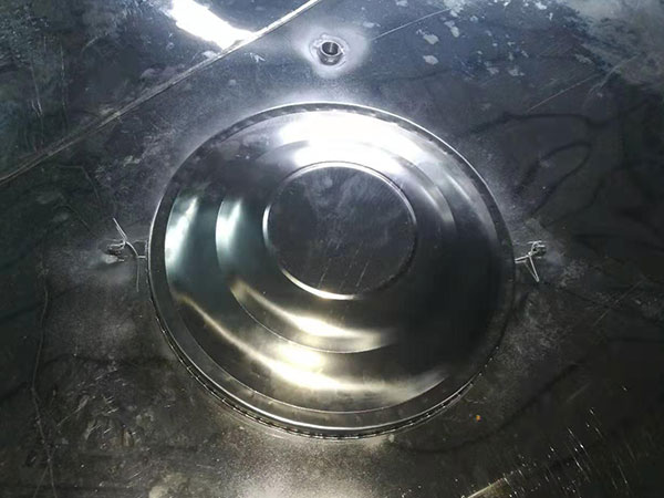 不鏽鋼圓柱形水箱蓋的安裝方法