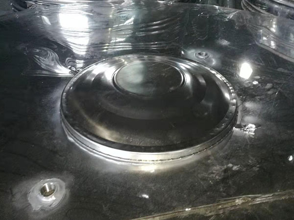 不鏽鋼圓柱形水箱蓋的安裝方法