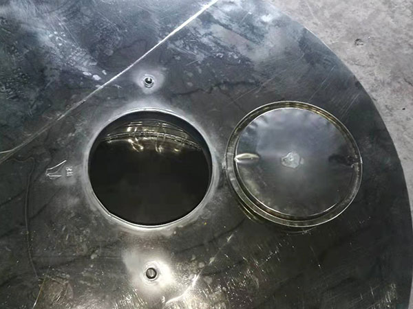 不鏽鋼圓柱形水箱蓋的安裝方法