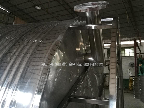 廣州番禺不鏽鋼圓形水箱，圓柱異形孔